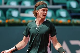 Andrey Rublev seffondre a Wimbledon la star russe pique