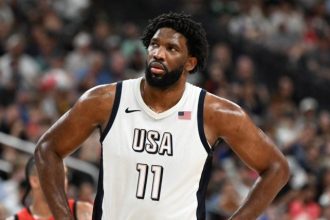 Joel Embiid est au centre des preoccupations alors que lequipe