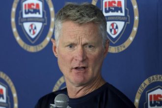 Lentraineur de lequipe americaine Steve Kerr sexprime apres la fusillade