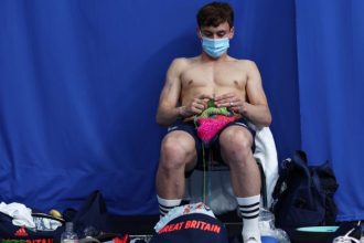 Pourquoi Tom Daley tricote t il aux Jeux olympiques Explication des