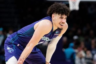 La star des Hornets LaMelo Ball jouant au golf pour