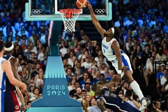 Le dunk de LeBron James en video Guerschon Yabusele