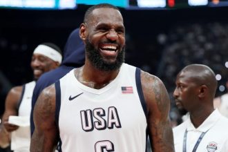 Le meme Smiling Through It All de LeBron