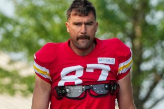 Les cheveux longs de Travis Kelce expliques Patrick Mahomes