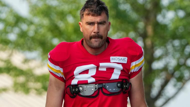 Les cheveux longs de Travis Kelce expliques Patrick Mahomes