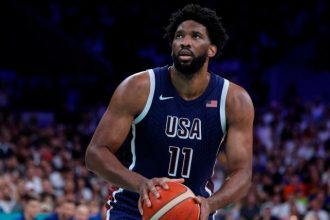 Pourquoi Joel Embiid ne joue t il pas Lentraineur Steve Kerr